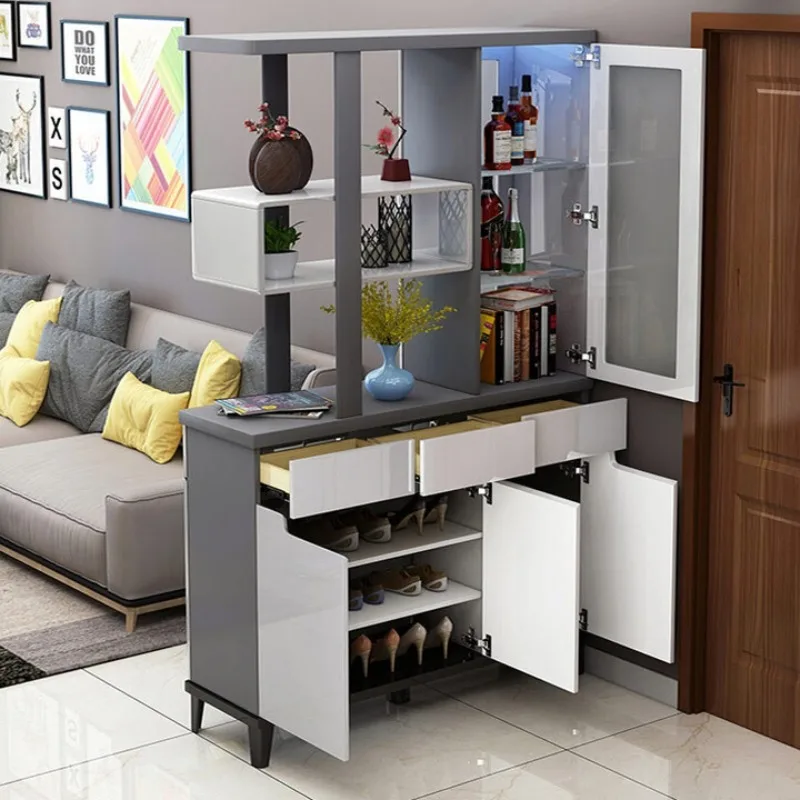 Schlichter und moderner dekorativer Türschrank