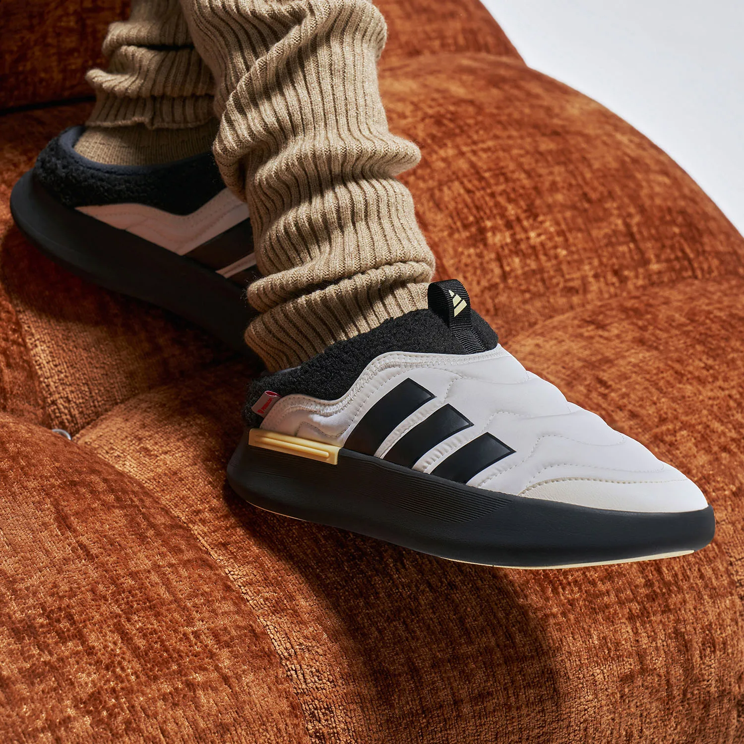 حذاء أديداس كاجوال جديد للجنسين مريح ومضاد للانزلاق من القطن JR0066