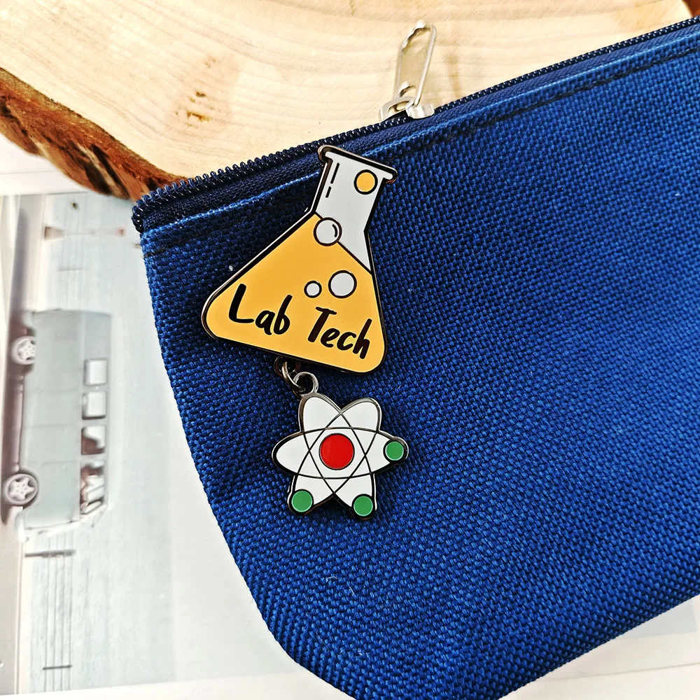 مختبر التكنولوجيا البحث العلمي بروش مخروط على شكل قارورة الذرية شارة الموظفين التجريبية مع قلادة المينا دبوس الملحقات