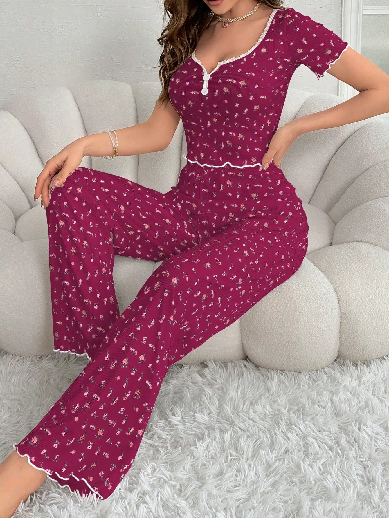 

Женский бордовый пижамный комплект с цветочным принтом, кружевной отделкой и V-образным вырезом