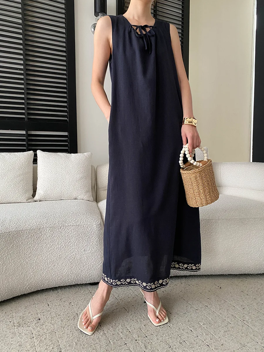 Sommerliches Damenkleid, lässig, einfarbig, mit Schnürung, besticktem Saum, ärmellos, im Westen-Stil. – Detail 7