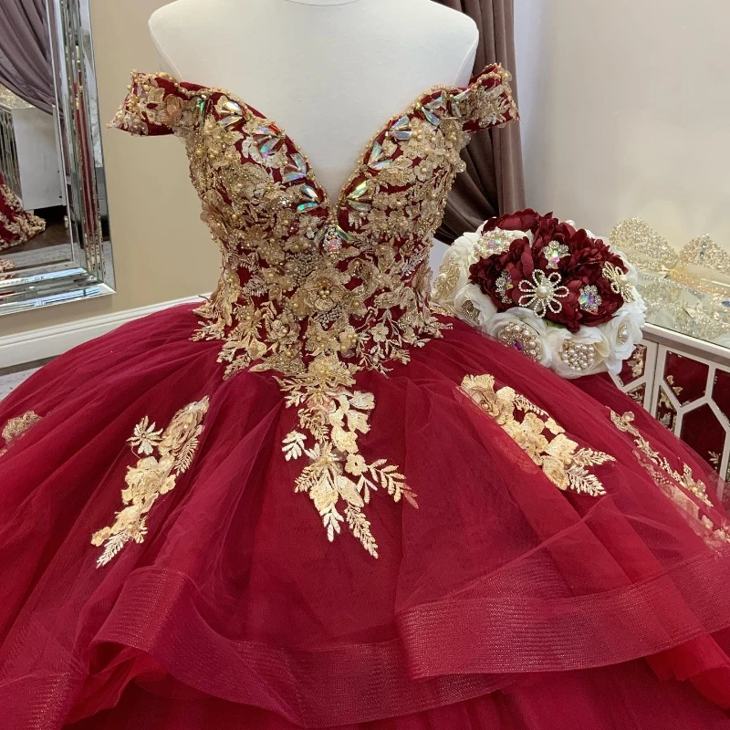 Czerwona sukienka na Quinceanera z odkrytymi ramionami sukienka na studniówkę złote aplikacja z koronki koraliki kryształowa sukienka księżniczki słodka 15-letnia sukienka imprezowa