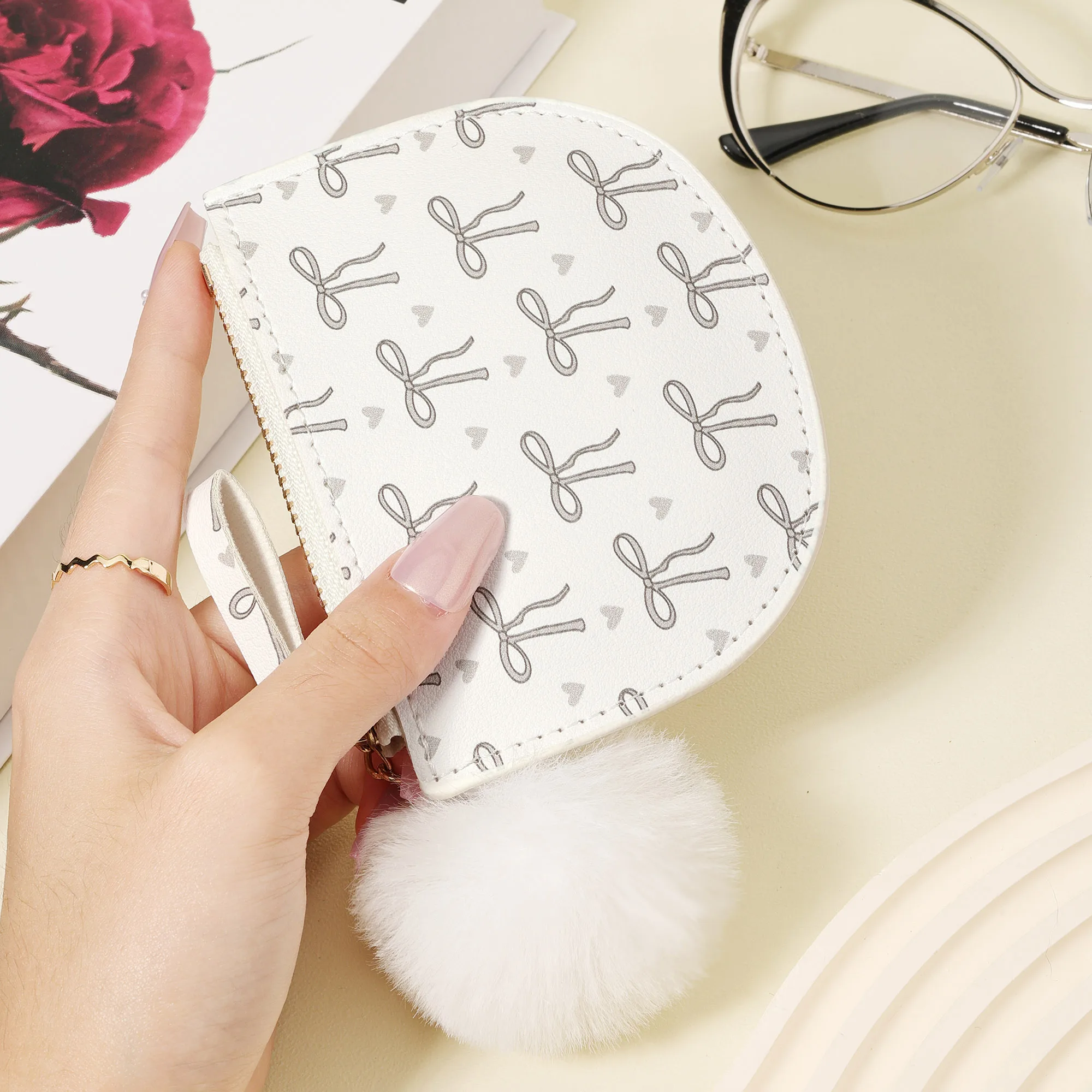 

Со стильным помпоном Accent, визитницей ультратонким, легким и портативным. В комплект входят наличные, удостоверение личности, кредит