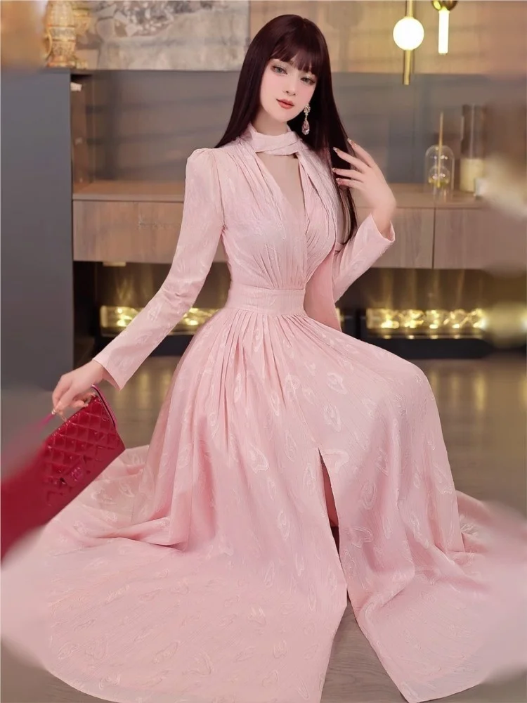A new vacation-style long skirt that reaches the knees and ankles exudes youthful elegant vibe