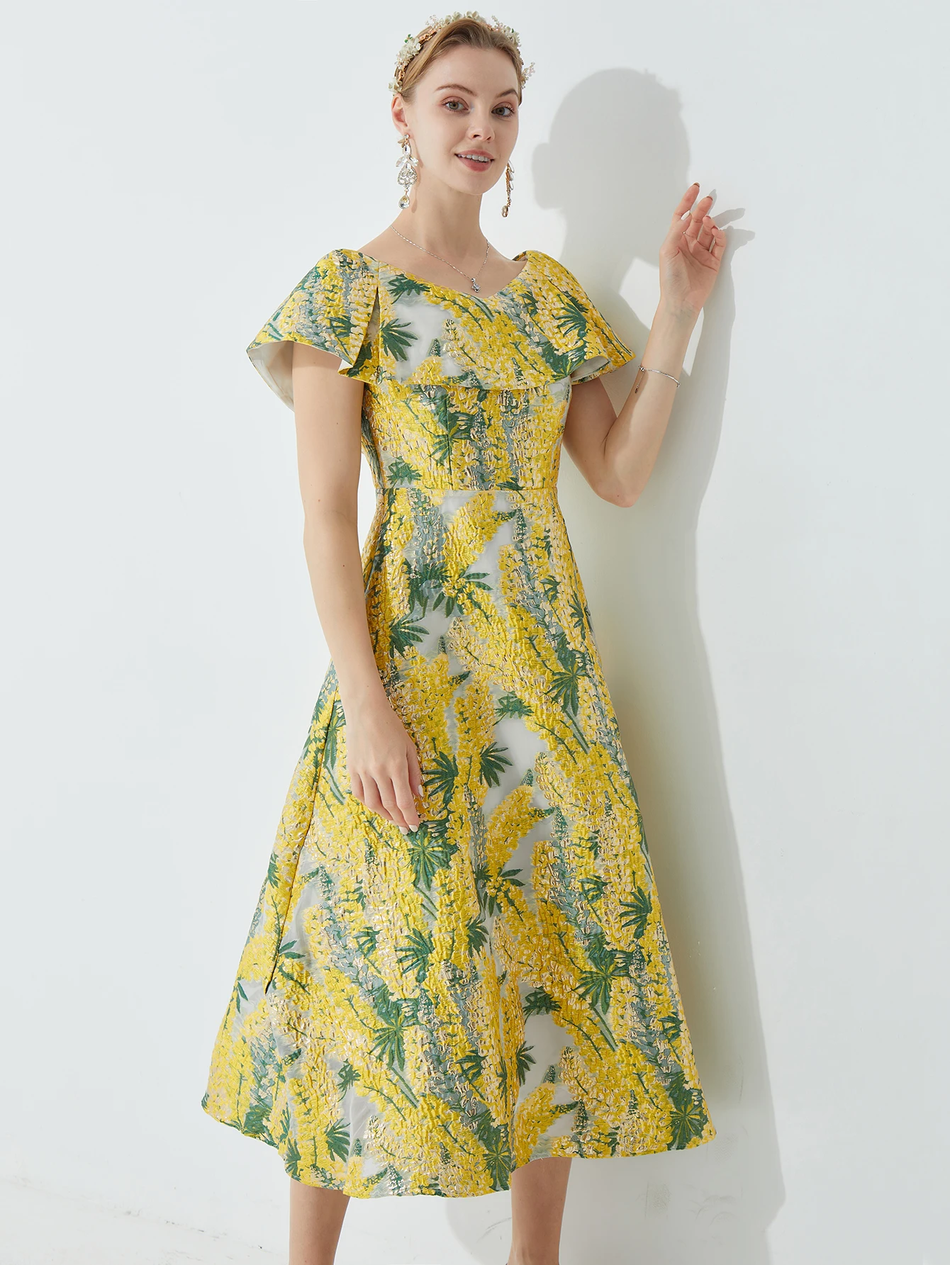 French Embellished Jacquard Dress for Women Waist-Cinching Slim-Fit Midi Dress with 3D Jacquard Perfect for Banquets