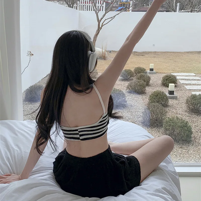 

Dongda Gate Лето INS Полосатое полотенце Материал Ремень Жилет Маленькая грудь Собранный праздничный комплект футболок Купальник Повседневный костюм для серфинга