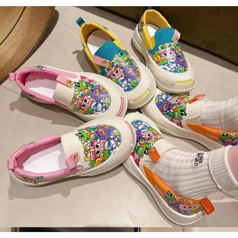 Zapatos de lona con Graffiti para mujer, zapatillas de suela gruesa con dibujos animados bonitos, mocasines informales sin cordones para exteriores, 2024