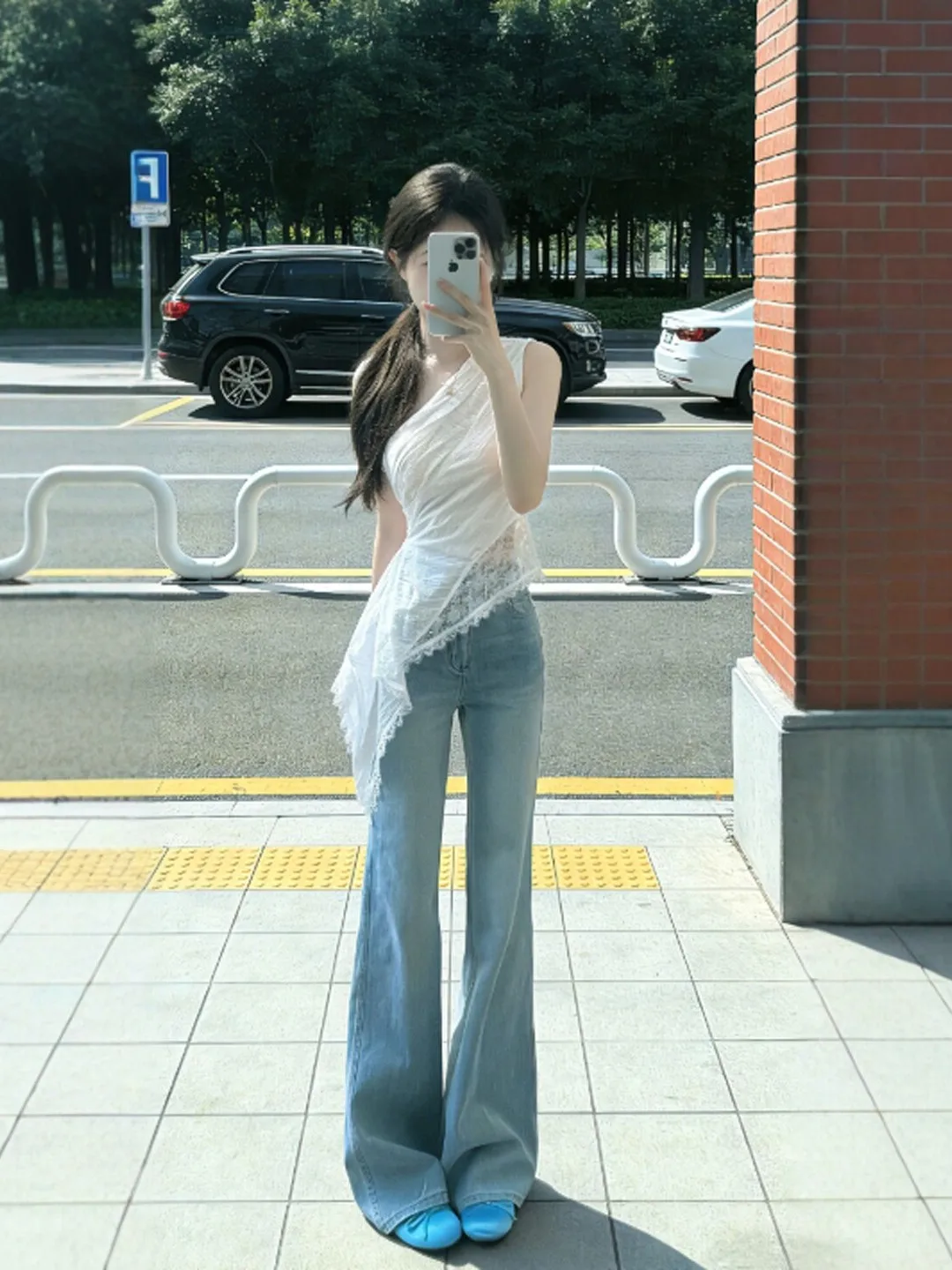 

Unique Design Off-Shoulder Denim Outfit Elegant Complete Set Summer 2026 Women's Fashion T-Shirt And Jeans Comfortable Mid-El...