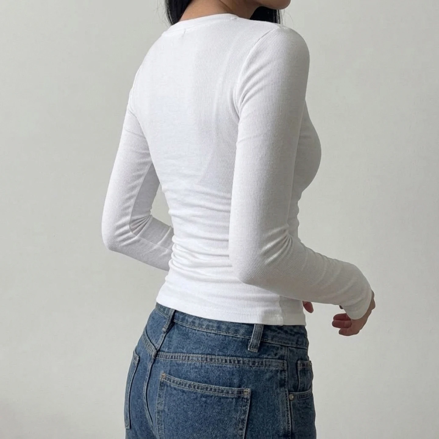 SUCHCUTE Retro Y2K Basic Damen Langarm-T-Shirt mit tiefem V-Ausschnitt, Knopfleiste, schmaler Passform, einfarbig, kurz geschnitten, Streetwear, lässiges Oberteil, neu. – Detail 16
