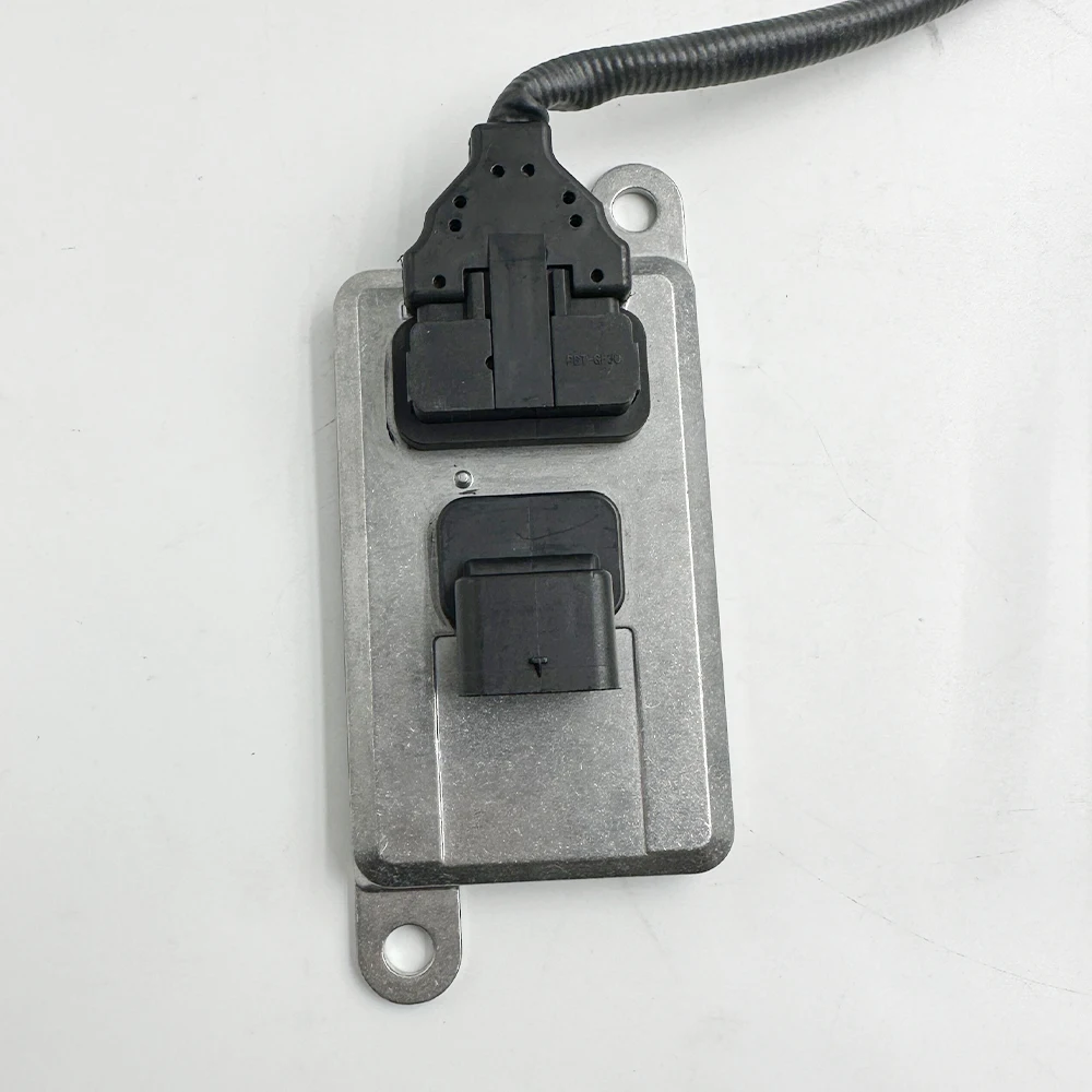 NEW 5WK96775A 5801754014 5WK9 6775A NOX Sensor Nitrogen Oxygen Sensor 24V Compatible with IVECO Truck Part High Quality Chip