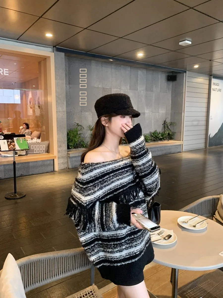 

Faionable Chic Fringed Large Turn-down Collar Wool oulder-baring Sweater Women's 2025 Autumn Winter New One-oulder Stri...