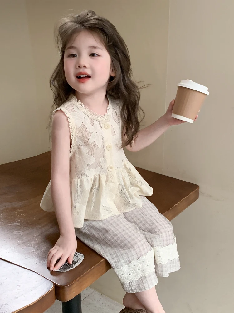 

Летний комплект из двух предметов для девочек: топ с вырезами и брюки, модный клетчатый хлопковый наряд для девочек до 7 лет.