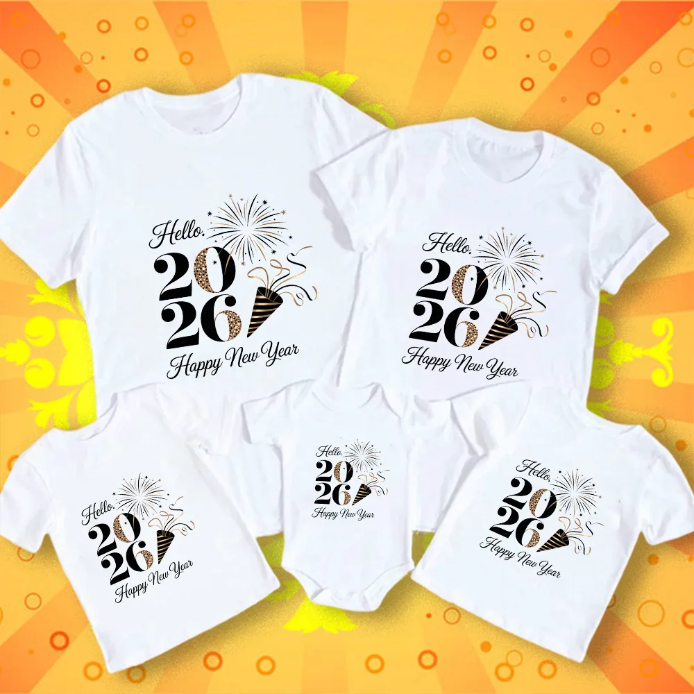 مرحبا 2026 سنة جديدة سعيدة الأسرة تي شيرت الأبيض المحملة القمم الأسرة الأسرة السنة الجديدة مطابقة القمم الزي عطلة ملابس للحفلات