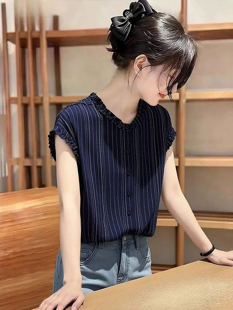 上品な木目模様のストライプ柄、半袖シャツ。女性向けの通勤スタイルに合う、スリムに見せる美しいトップス。韓国風デザインで、夏に最適。 1