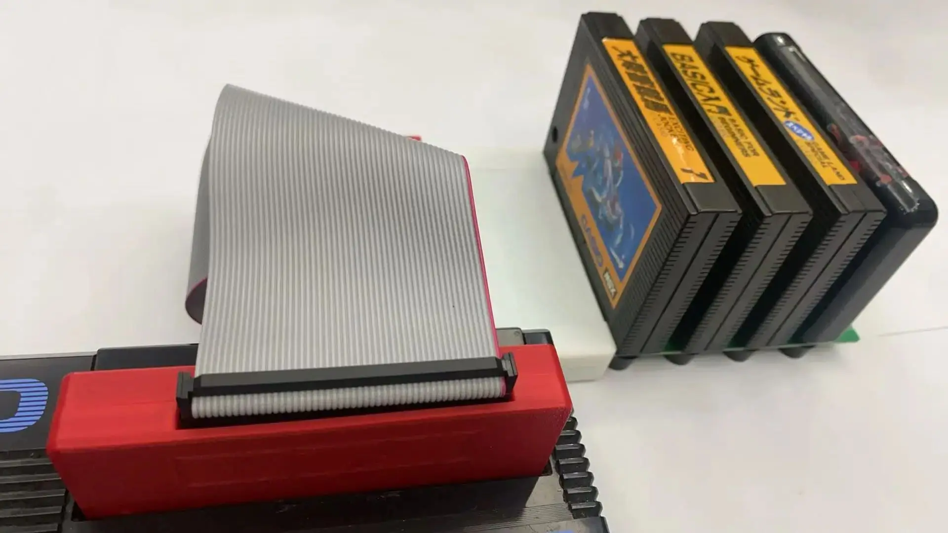 

Карта расширения MSX может удлинить слот для карты MSX для подключения игровых карт и можно использовать с картами расширения нескольких карт.