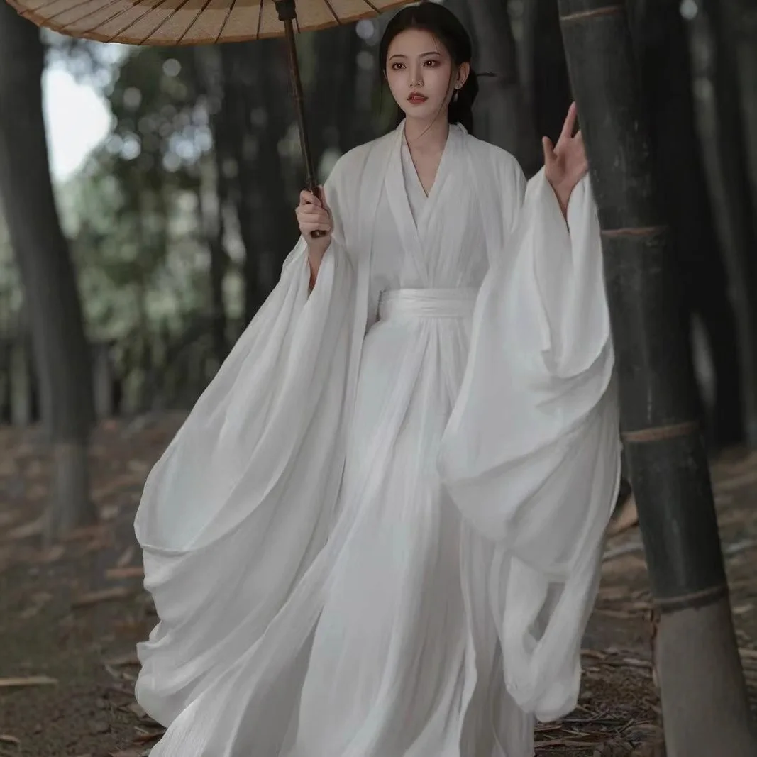 hanfu-blanc-pour-femmes-des-dynasties-wei-et-jin-avec-une-coupe-droite-a-l'avant-et-des-elements-han-raffines