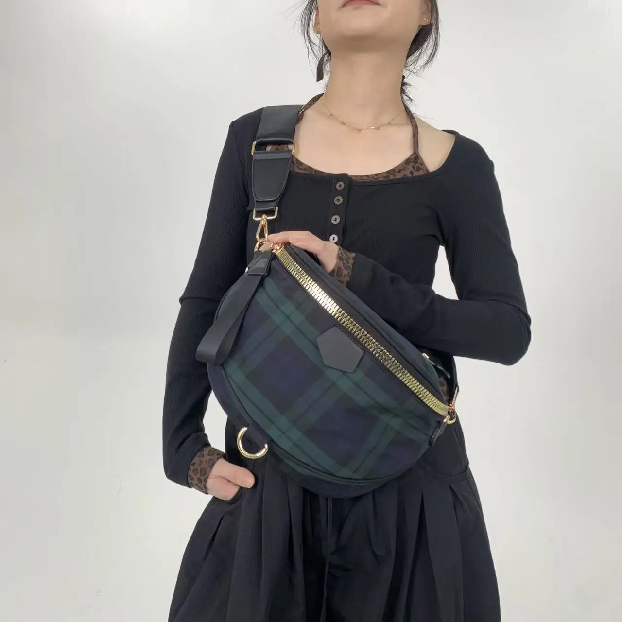 

Женская модная минималистичная универсальная сумка через плечо с широким сетчатым узором и легким повседневным дизайном.