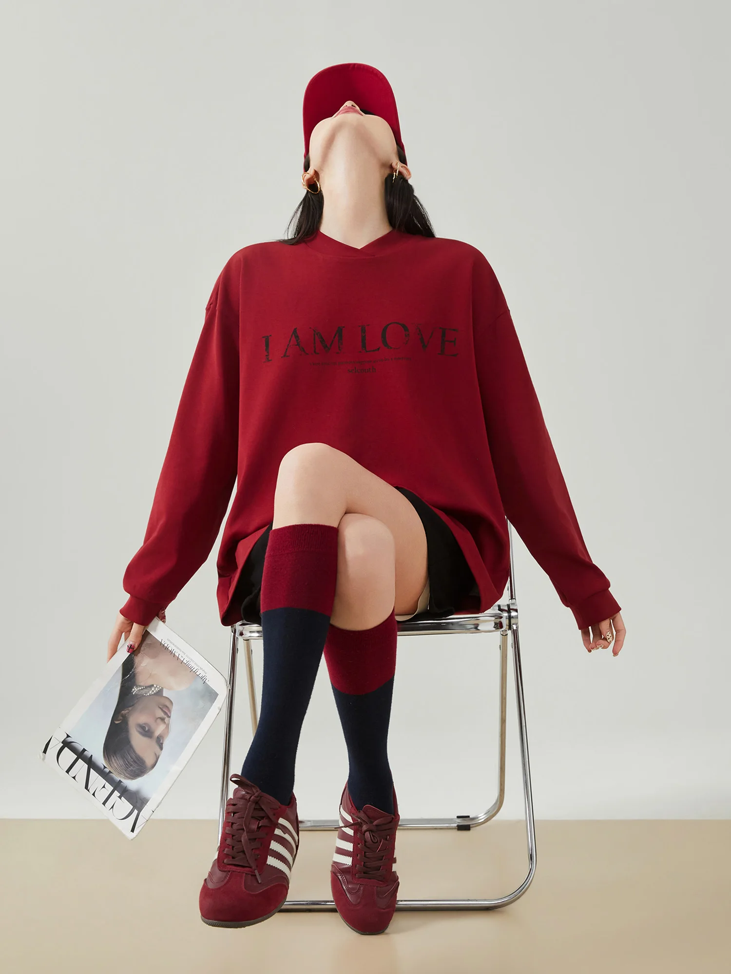 

Женская футболка в стиле ретро с американским принтом и красными буквами, с перекрестным воротником, длинными рукавами, свободного кроя, универсальная базовая модель для весеннего повседневного образа.