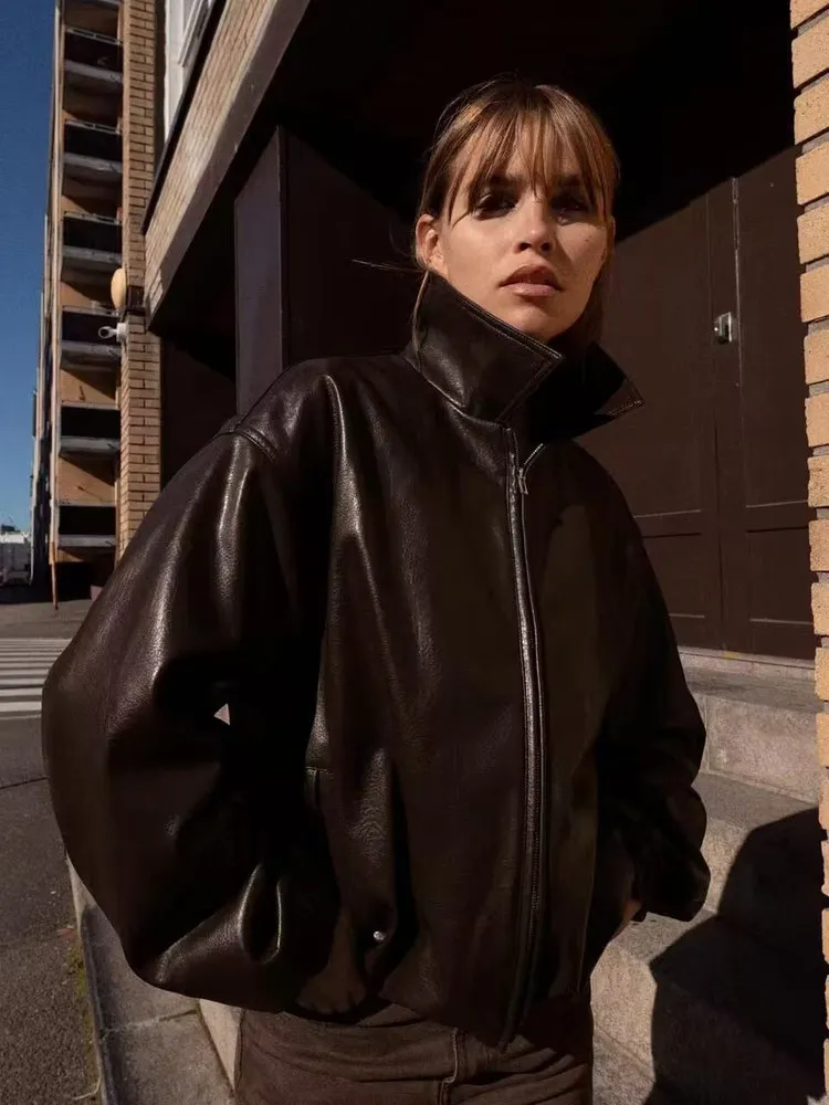 

Современная эстетичная куртка в американском ретро-стиле из искусственной кожи с воротником-пилотом, свободного кроя, с длинными рукавами и застежкой-молнией