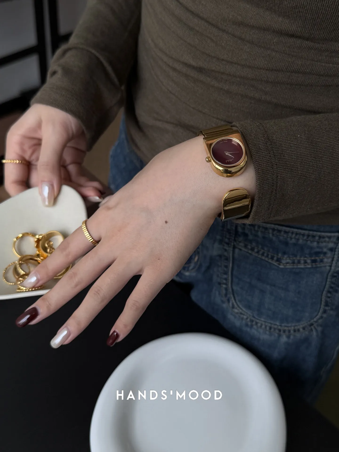 Niche Designer Watch: Gold, High-End, Luxurious, and Stylish 2026 New Arrival: High-Quality, Fashionable Women's Quartz Watch