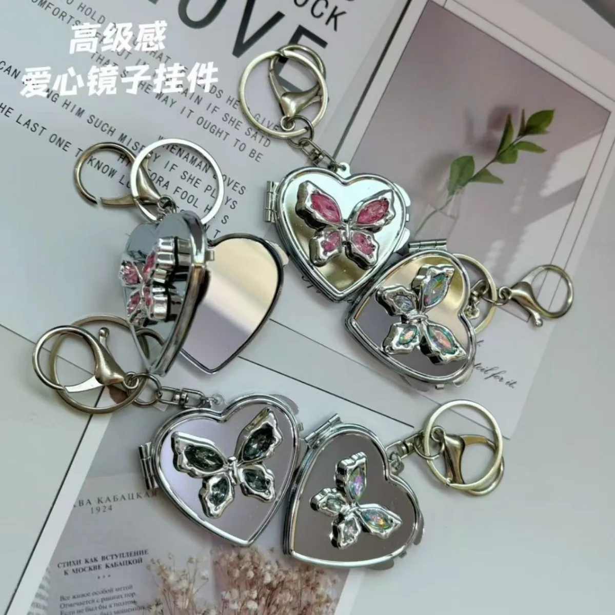 فراشة الحب مرآة مزدوجة الوجهين للطي المحمولة مرآة Ins حقيبة معلقة الديكور قسط سيارة المفاتيح مرآة لوضع مساحيق التجميل قلادة