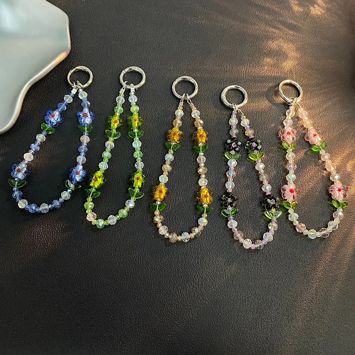 

New Dopamine Fresh Summer Phone Chain Crystal Flower Girl Pericardium Hanging Short Wrist Style Pendant for Women For iPhone 17