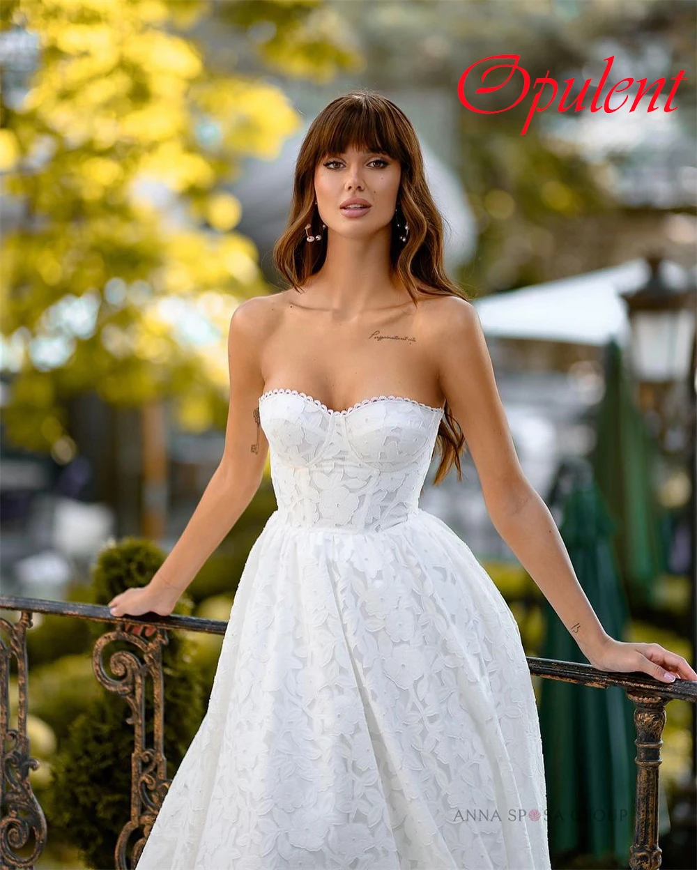 ที่กําหนดเองชุดแต่งงานลูกไม้สีขาว Elegant Strapless ปิดไหล่แขนสั้นชุดเจ้าสาว Chapel Train ชุดเปลือย