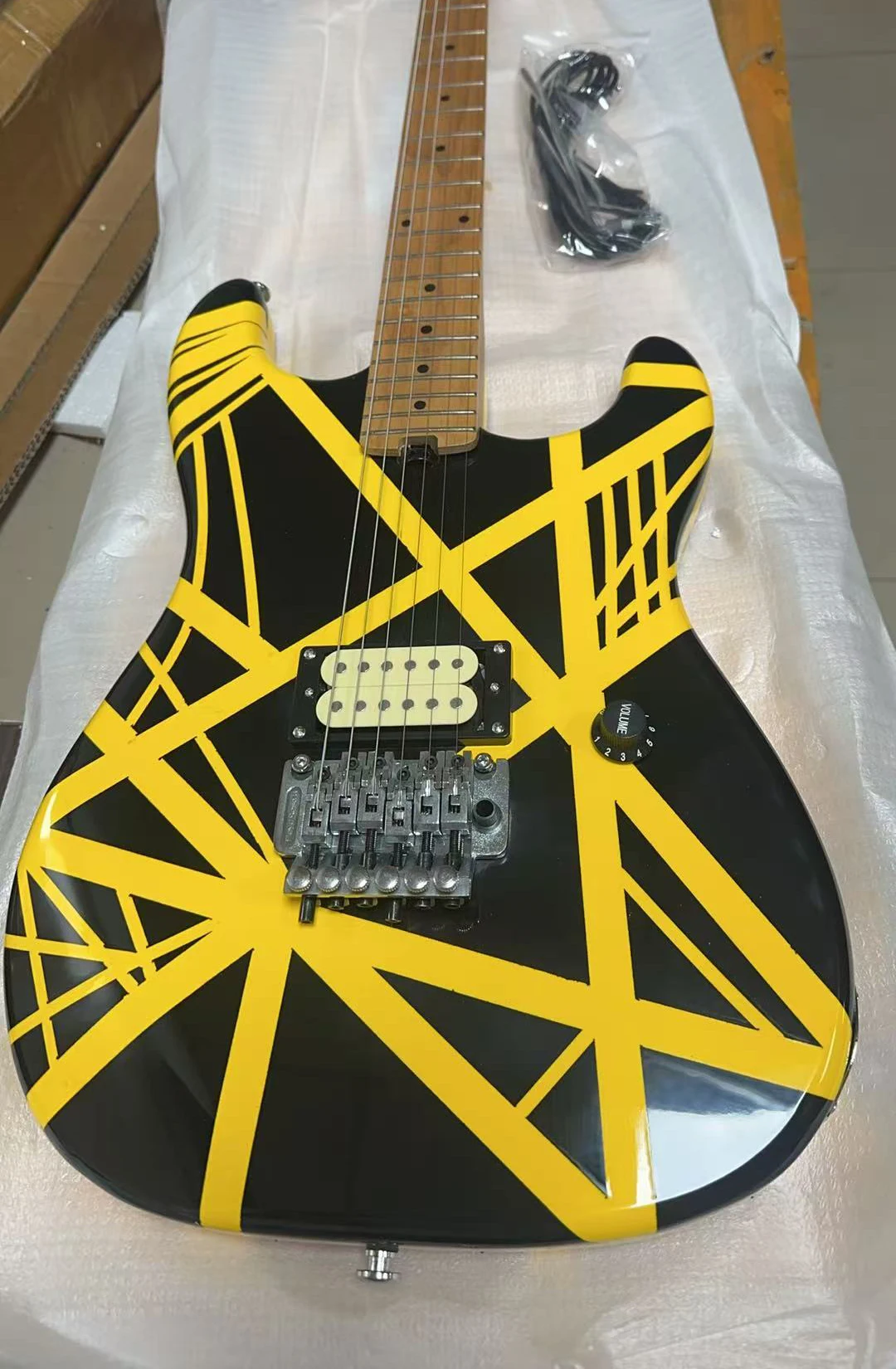 

2026 Bumblebee Black/Yellow Striped Series Vintage look Wolf g a ng Pup Floyd Rose Fat Bras Guitar