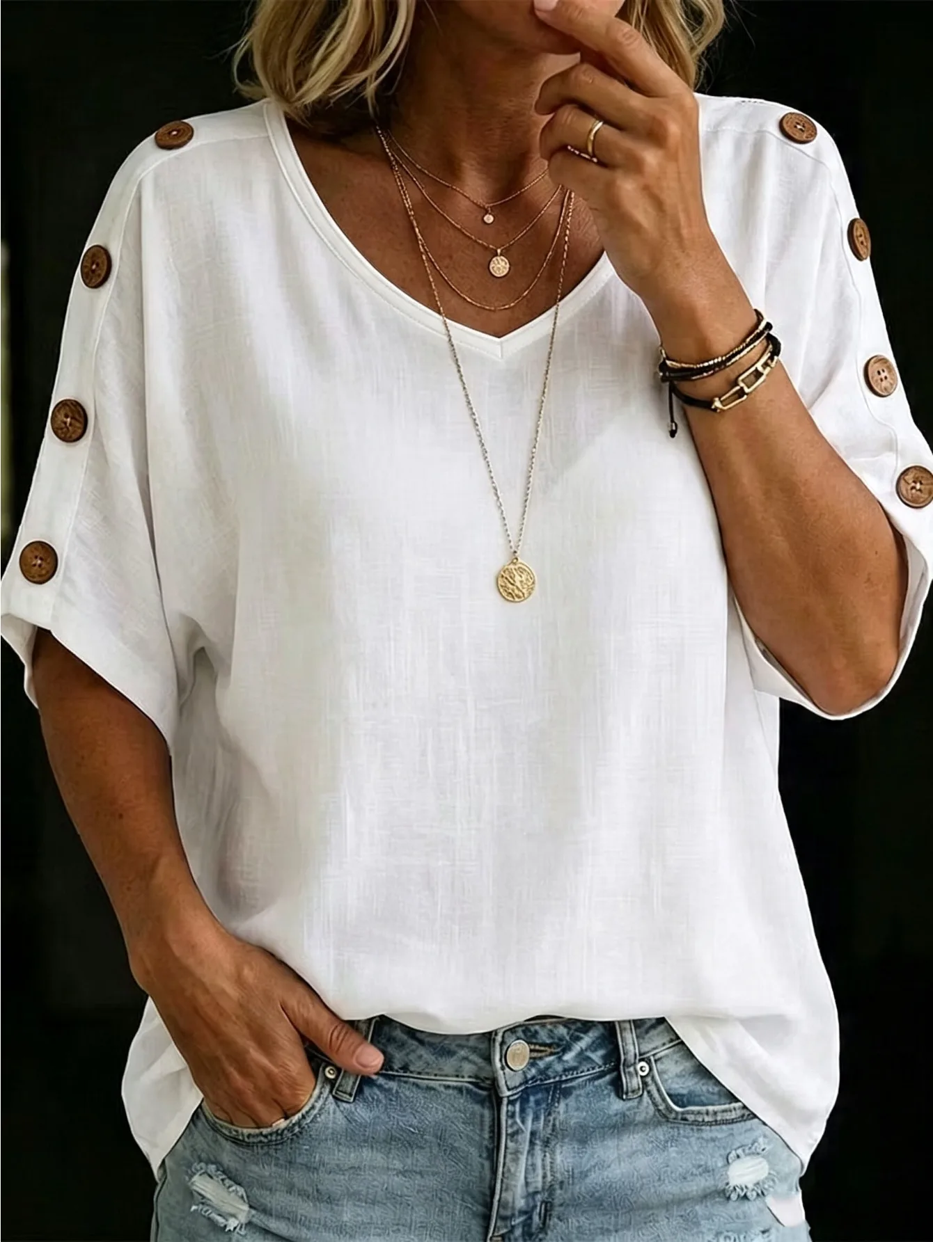 Ein Damen-Pullover-T-Shirt aus 100 % Baumwolle mit V-Ausschnitt und Knöpfen an beiden Seiten, der Stoff ist atmungsaktiv und angenehm zu tragen. – Detail 2