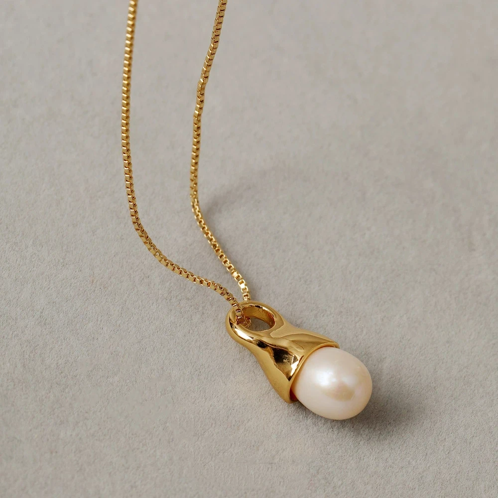 2026 Spring Summer Simple Versatile Texture Polished Waterdrop Pendant Necklace White Freshwater Pearl Charms Necklace for Women