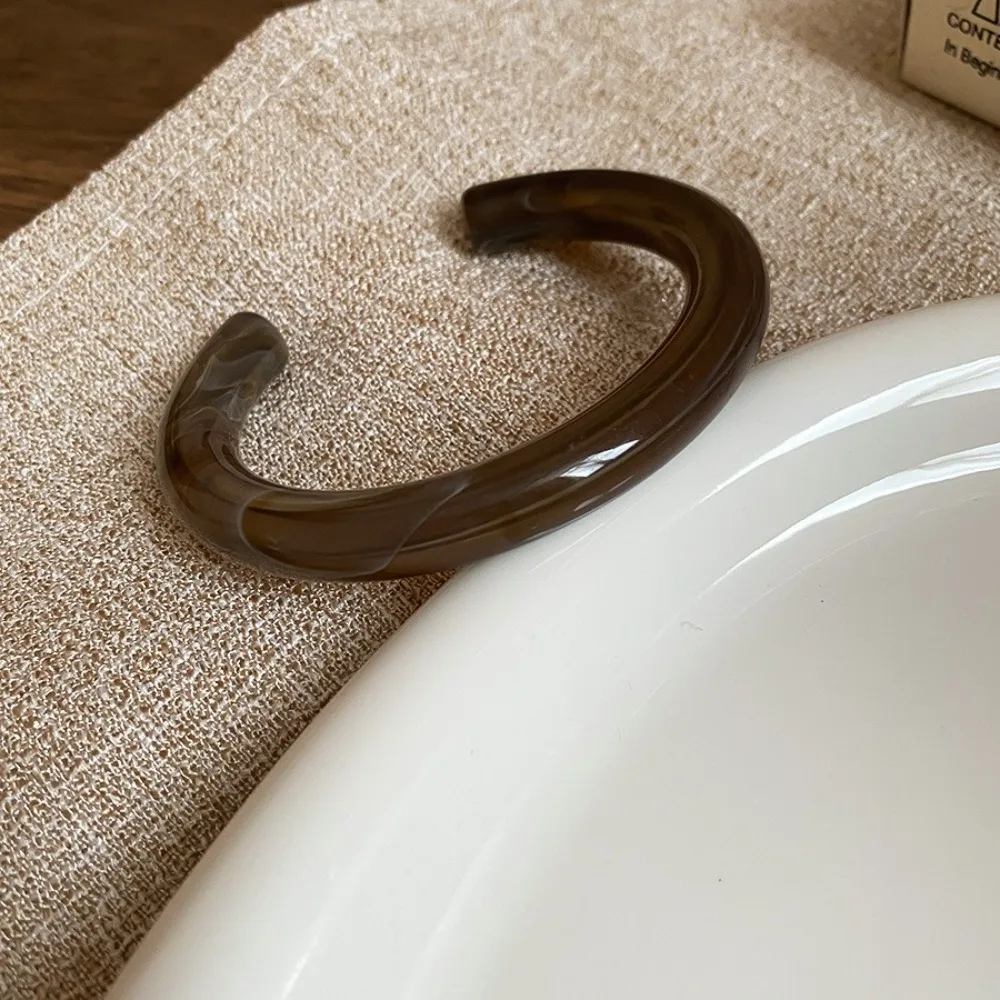 البوهيمي الراتنج الإسورة أوروبا النمط الأمريكي اللون مصبوغ افتتاح سوار التعميم هندسية مجوهرات اكسسوارات الرجعية اليد الدائري