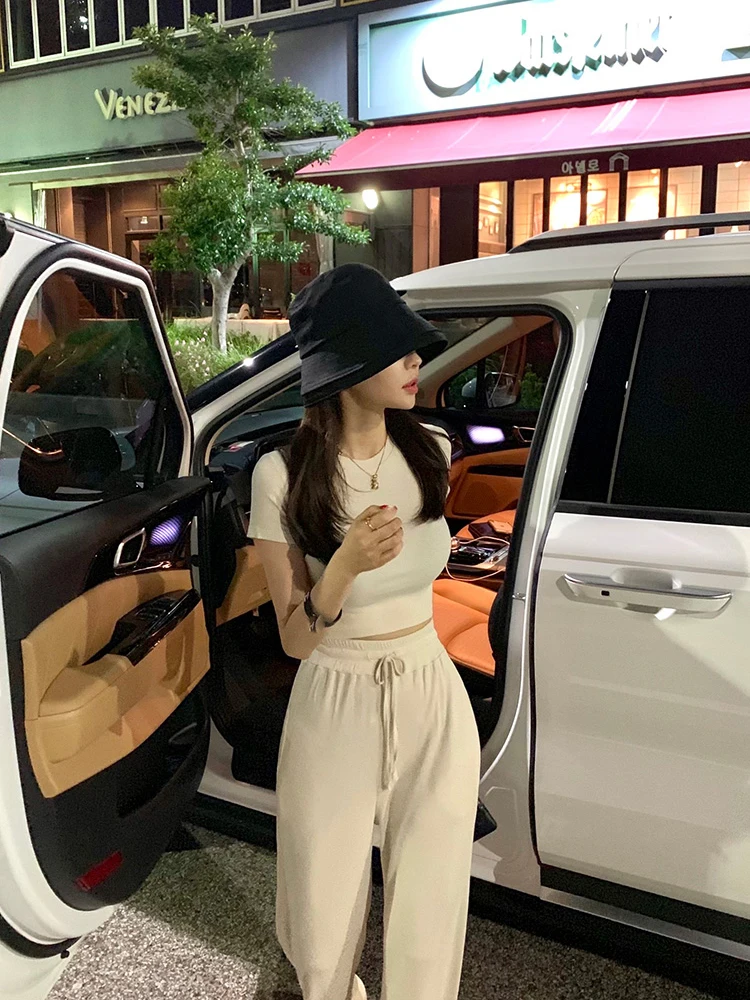 طقم نسائي أنيق مكون من تي شيرت قصير ضيق وبنطلون واسع الساق بخصر مرتفع وياقة مستديرة #3