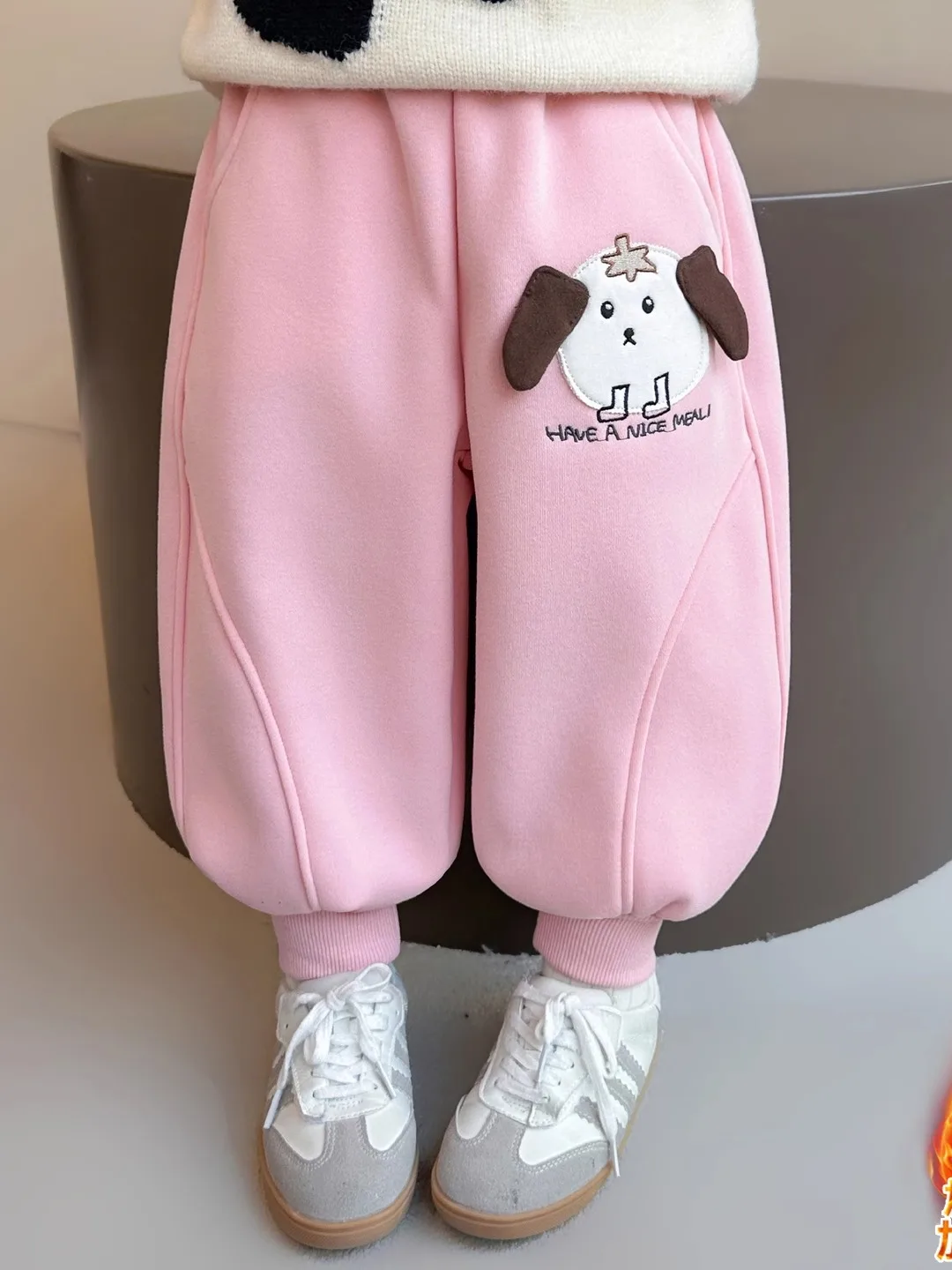 Trendige Fleece-gefütterte Freizeithose für Mädchen mit Cartoon-Print, hoher Taille, weitem Bein und langem Schnitt – Modische Herbst-Winter-Kinderkleidung