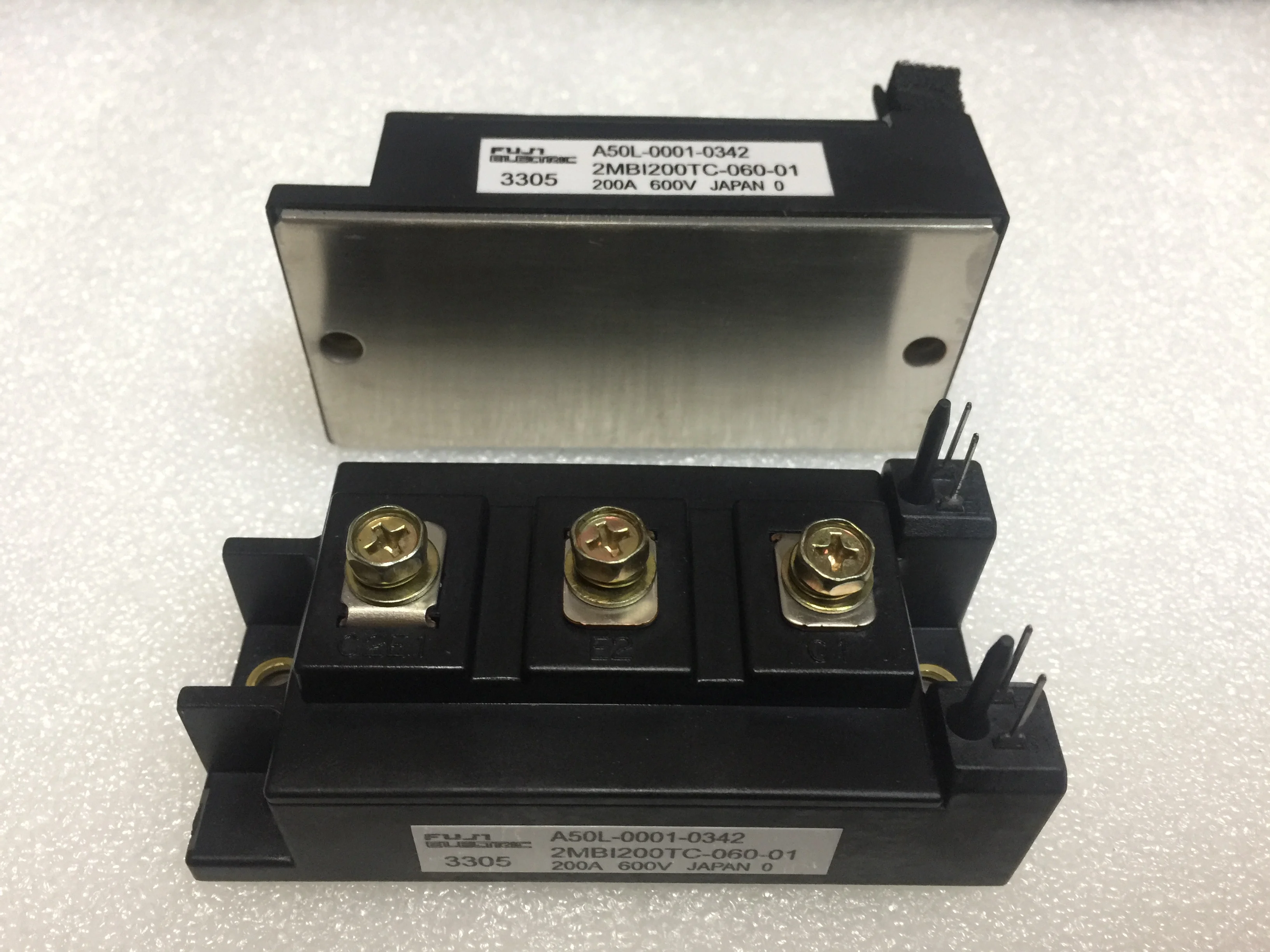 

Новый модуль 2MBI200TC-060-01 2MBI300TA-060-01 2MBI400TA-060A-01