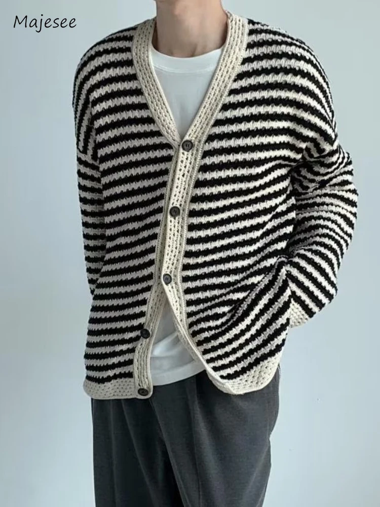 

Hollow Out Cardigan Men Chic Contrast Color Stylish Temperament Knitwear Comfortable Hong Kong Style Handsome Streetwear Classic