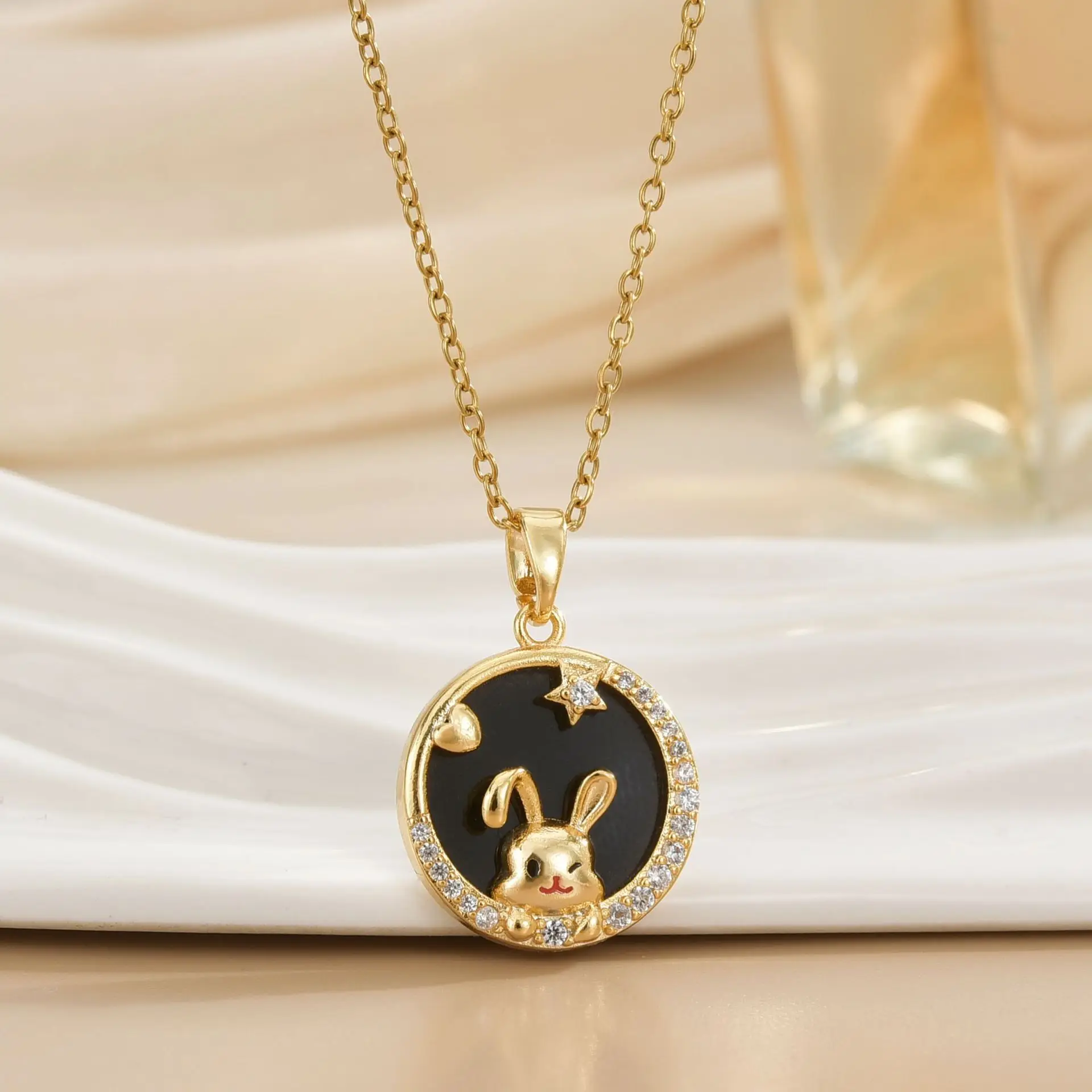 Colar simples de aço de titânio estilo coreano para mulheres, pingente versátil de trevo de quatro folhas em ouro rosa 18K, corrente de clavícula de celebridade da Internet da moda