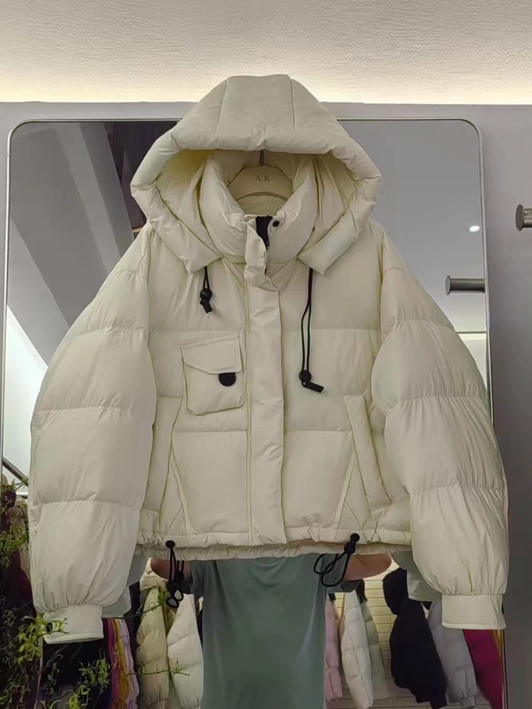 เสื้อแจ็คเก็ตขนเป็ดสำหรับผู้หญิง รุ่นใหม่ ปี 2025 ฤดูหนาว แบบสั้นมีฮู้ด สไตล์เกาหลี หนา ทรงขนมปัง อเนกประสงค์ ขนเป็ดขาว  เสื้อโค้ทแฟชั่น