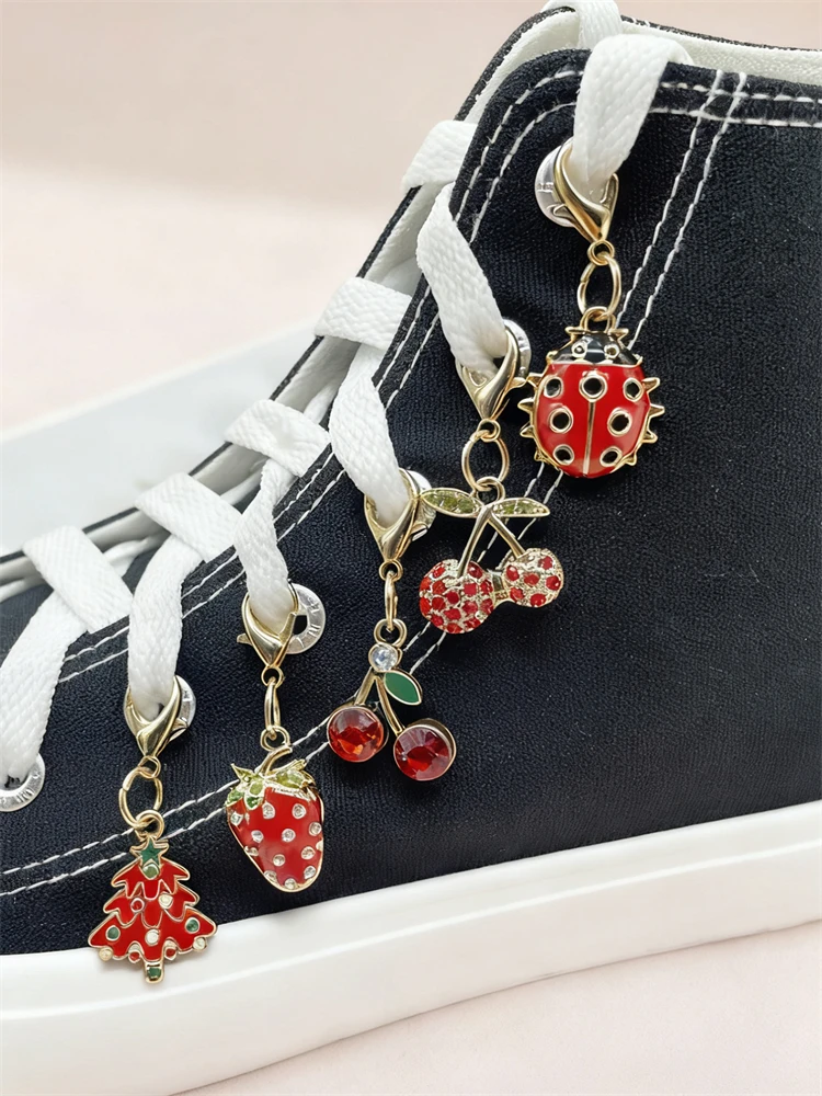 Breloques de chaussures aux fraises, 5 pièces, décorations de chaussures cerises, accessoires de pendentif de chaussures coccinelle, Clips multifonctionnels pour chaussures d'arbre