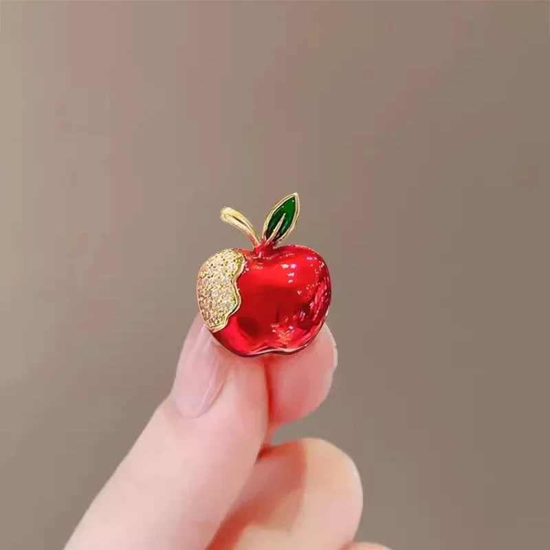 1 قطعة بروش التفاح لطيف للنساء الرجال رائعة دبابيس فاكهة التفاح العصرية اكسسوارات حفلة الصيف هدايا العيد 2025