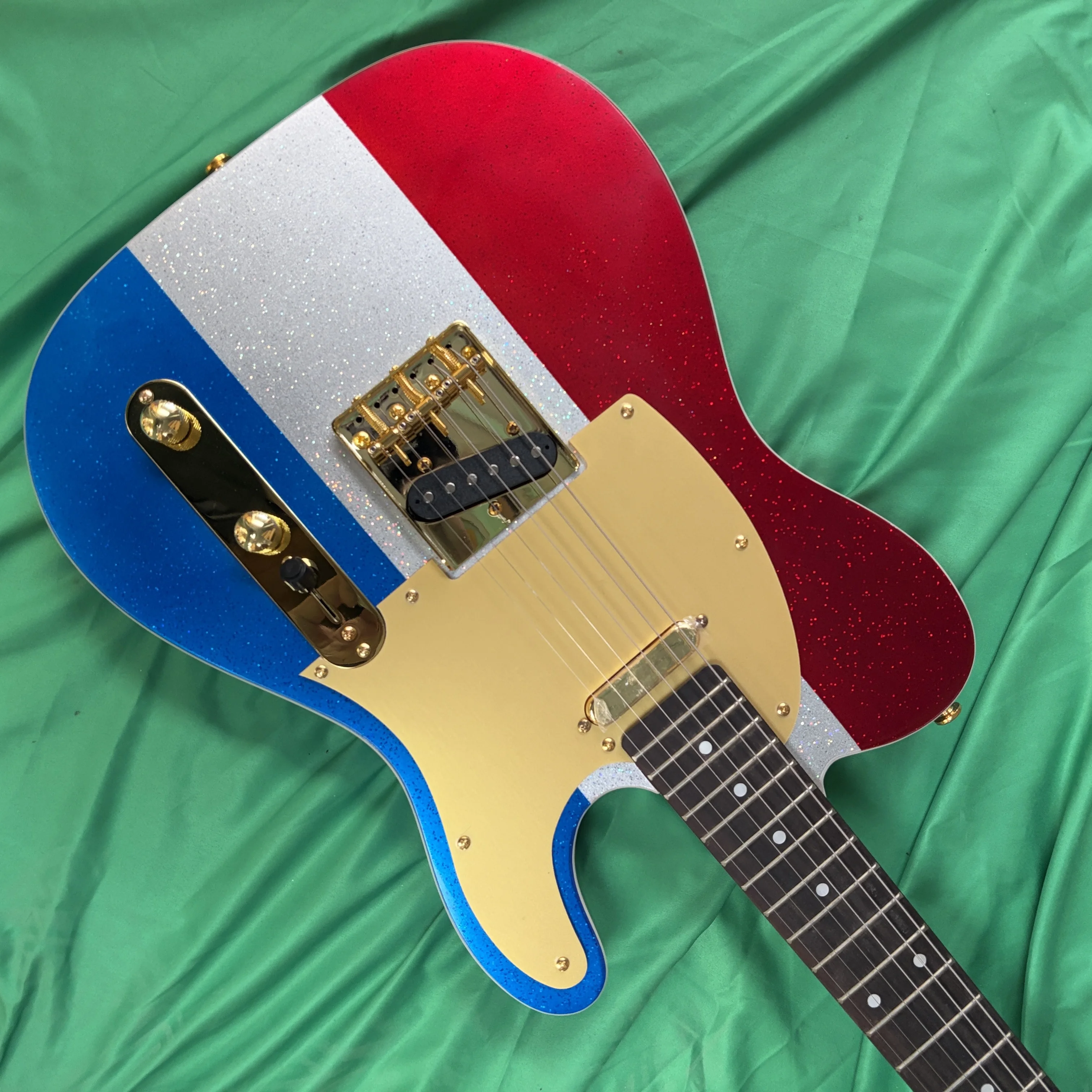 Metal Three-Color Electric Guitar with Fixed Bridge And SS Pickup Popular among Guitarists