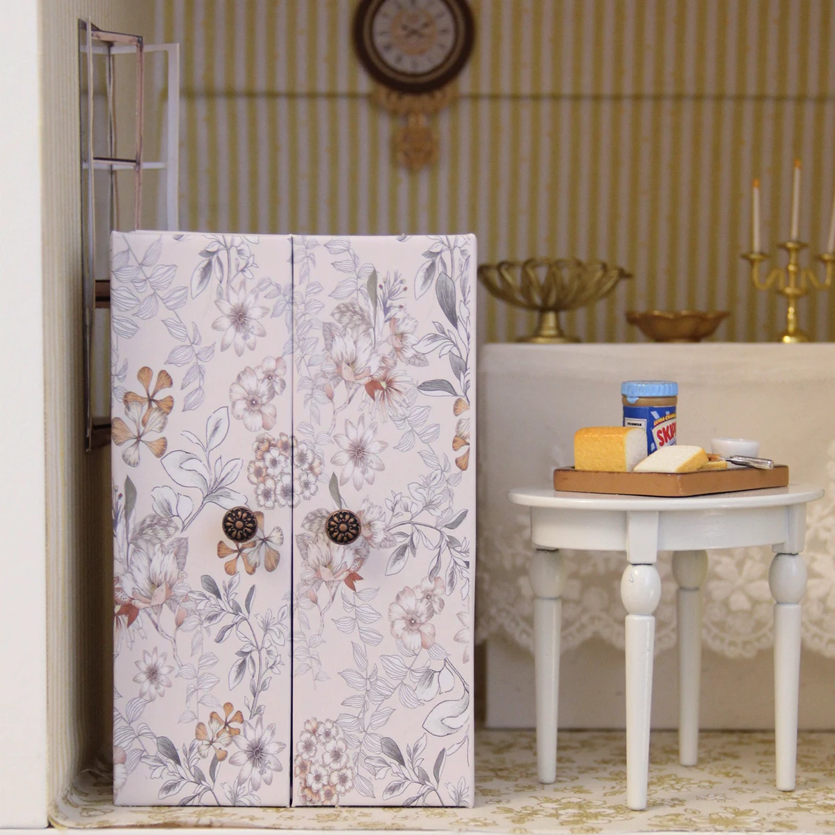 1:12 Miniature Wardrobe (Includes 3 Small Metal Hangers) Made of Cardboard, Suitable for Mini House Furniture Decoration