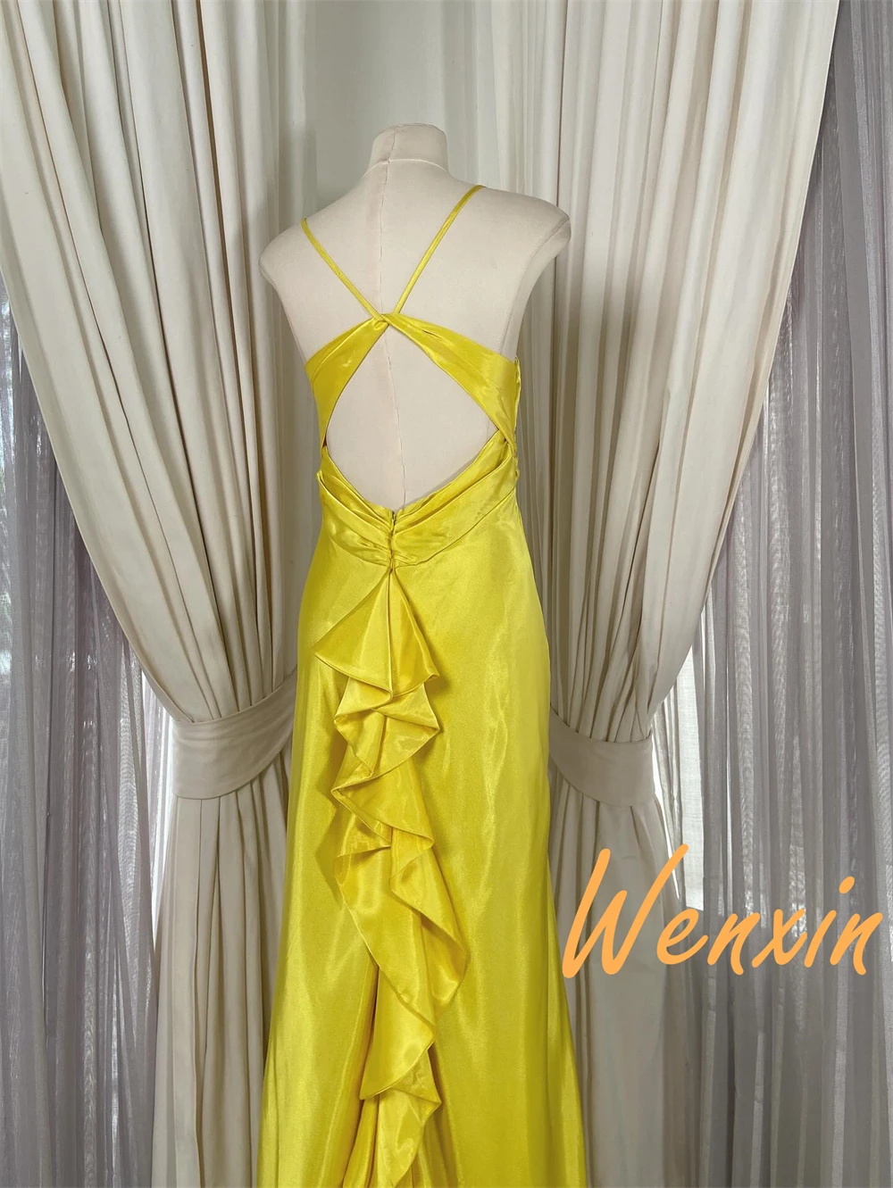 Robes de soirée en Satin jaune simples personnalisées, col en v, sans manches, robes de soirée à la mode pour occasions spéciales