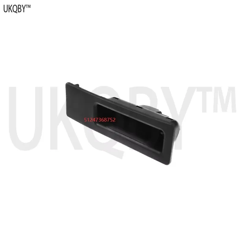 

Кнопка, задняя крышка багажника, зажим, шайба, звездообразный болт, шестигранный болт и простая шайба. 51247463162512474631635124746316151247368752