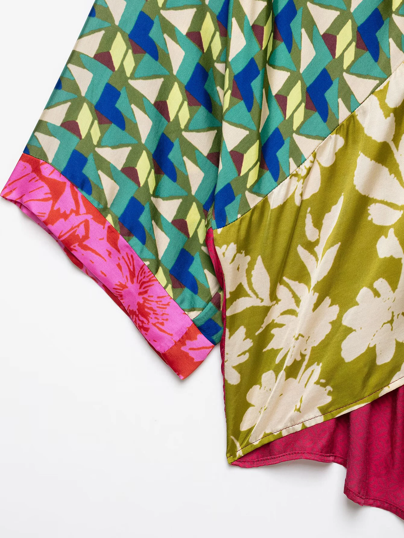 Sommerliches Damen-Set mit tiefem V-Ausschnitt, sieben Viertelärmeln, geblümtem und gestreiftem Print, Jacke und Wickelrock mit mittelhohem Bund. – Detail 14