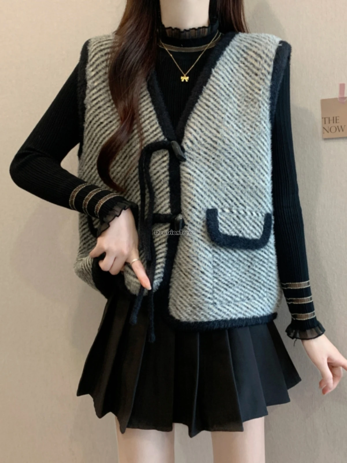 

2025 new chinese retro fashion style thickened knitted vest women's autumn winter cheongsam button v-neck tang suit waistcoat