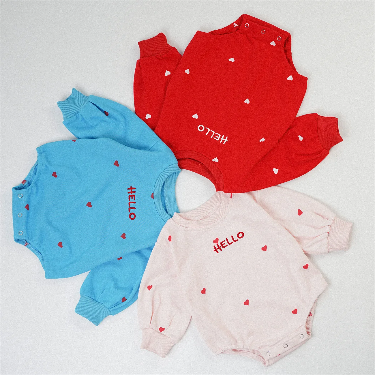 بدلة أطفال جديدة لخريف 2025 بأكمام طويلة غير رسمية للأطفال الرضع والأولاد والبنات بدلة لطيفة مطبوعة على شكل قلب ملابس أطفال حديثي الولادة من القطن