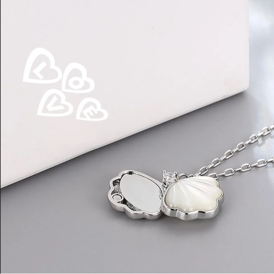 

A shell projection necklace for women 2025 new explosive light luxury niche gift to girlfriend white shell pendant