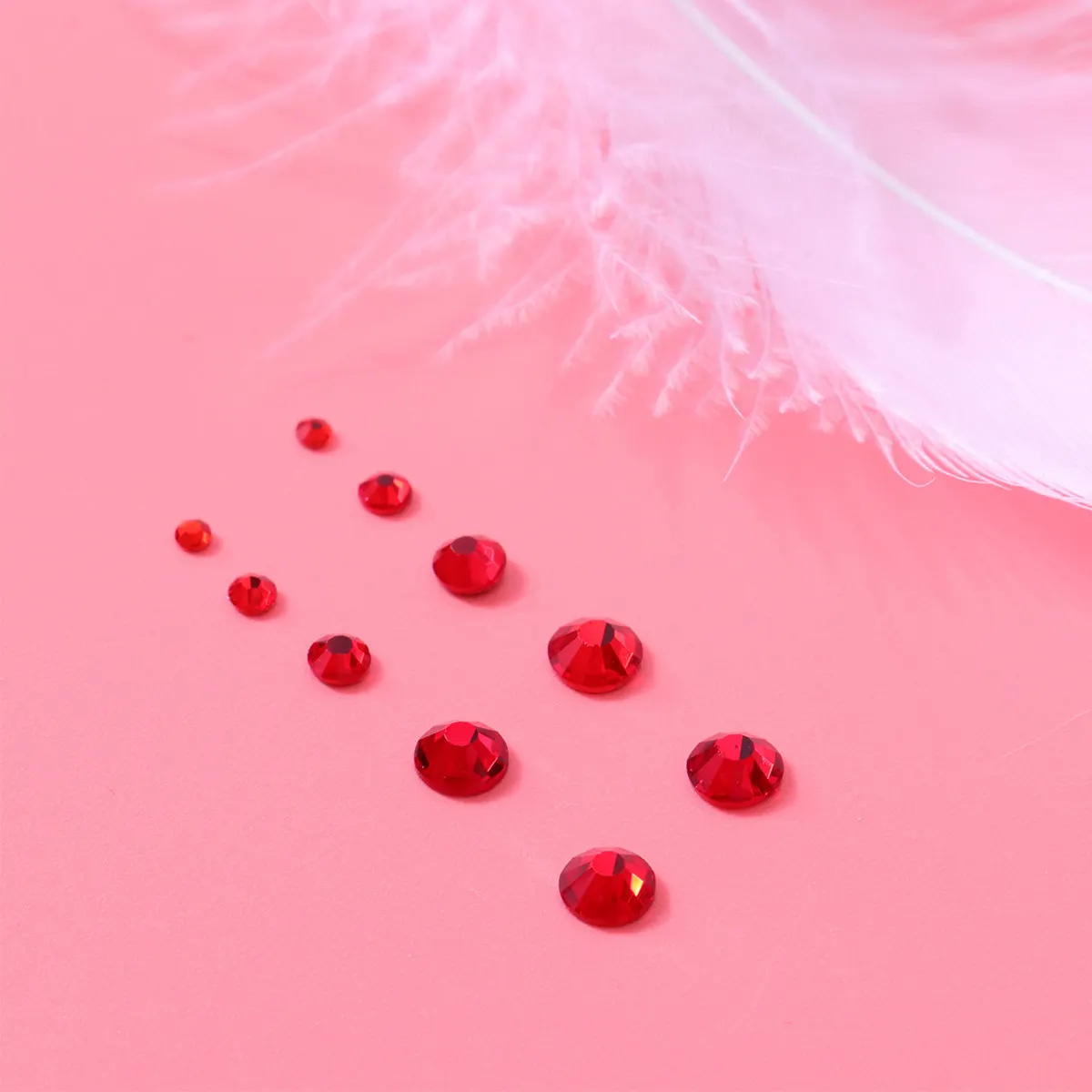 عبوة واحدة من أحجار الراين الحمراء المسطحة القاع لتزيين الأظافر، ملصقات ألماسية كبيرة لطلاء الأظافر، كمية كبيرة من ألماسات المانيكير