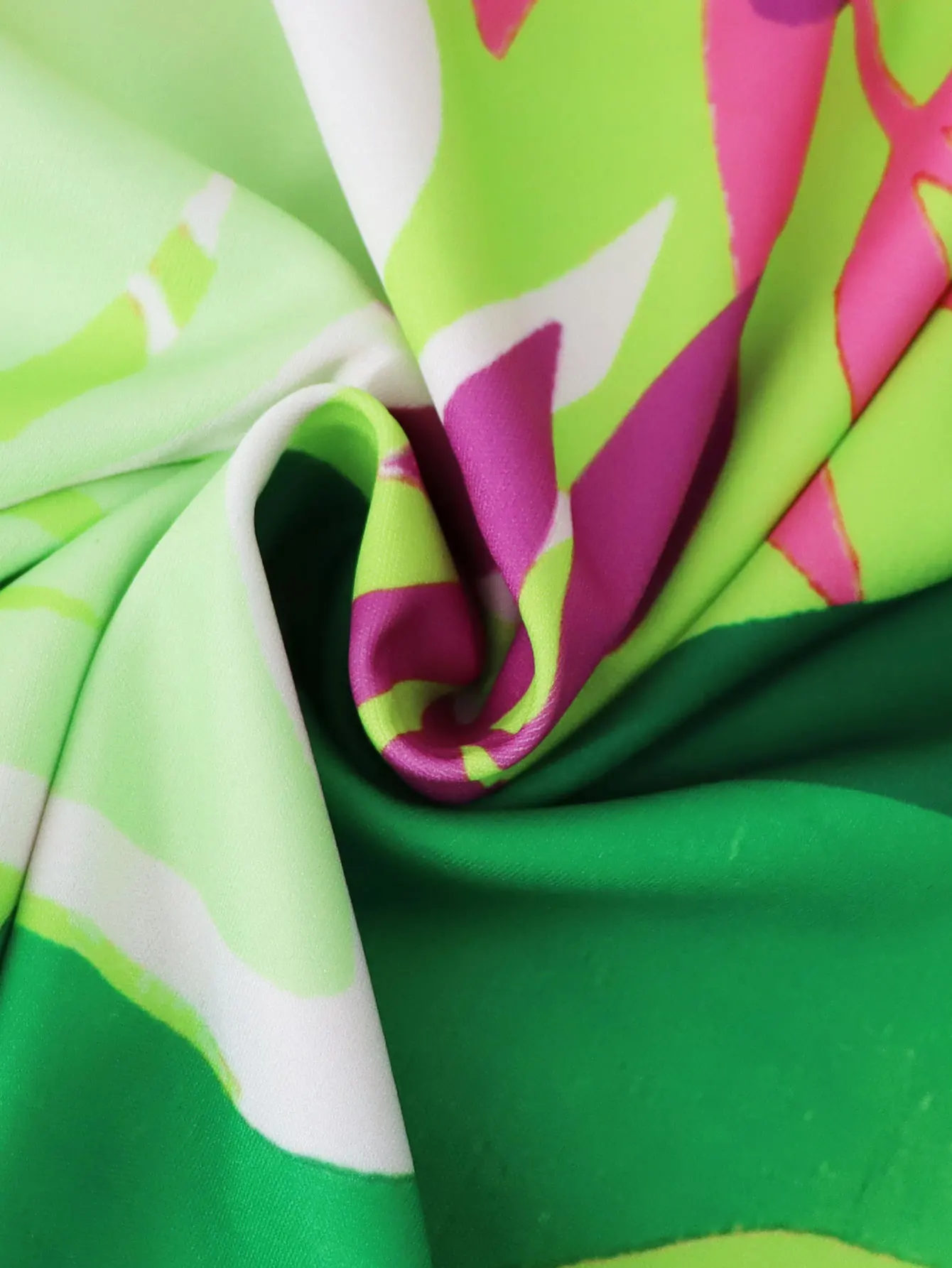 Sommerliches Kleid mit Spaghettiträgern und tropischem Print |   Slim-Fit-Maxikleid mit V-Ausschnitt und Schlitz |   Sexy Urlaubs-Strandkleid für Damen