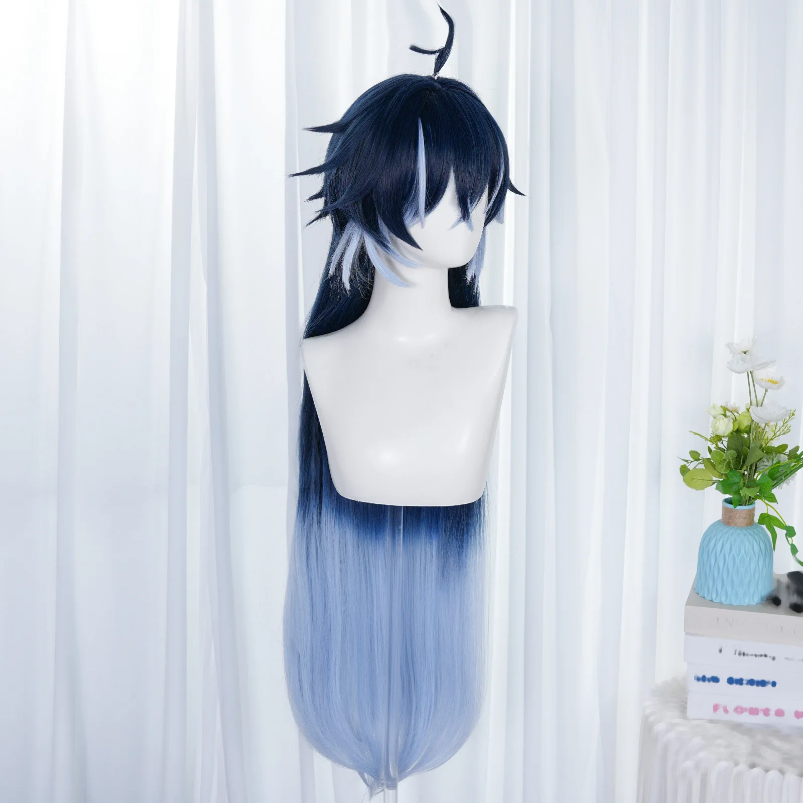 무서움에 굴하지 않는 계약의 새로운 주인공인 CLOVE는 35cm 그라데이션 짧은 가발로 '트와일라잇 버터플라이'라는 코스프레 가발입니다.